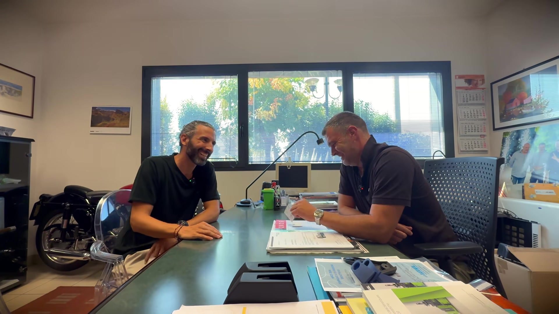 Enrico, il titolare dell'azienda, intervistato dall'Ing. Samuele Trento negli uffici dello stabilimento