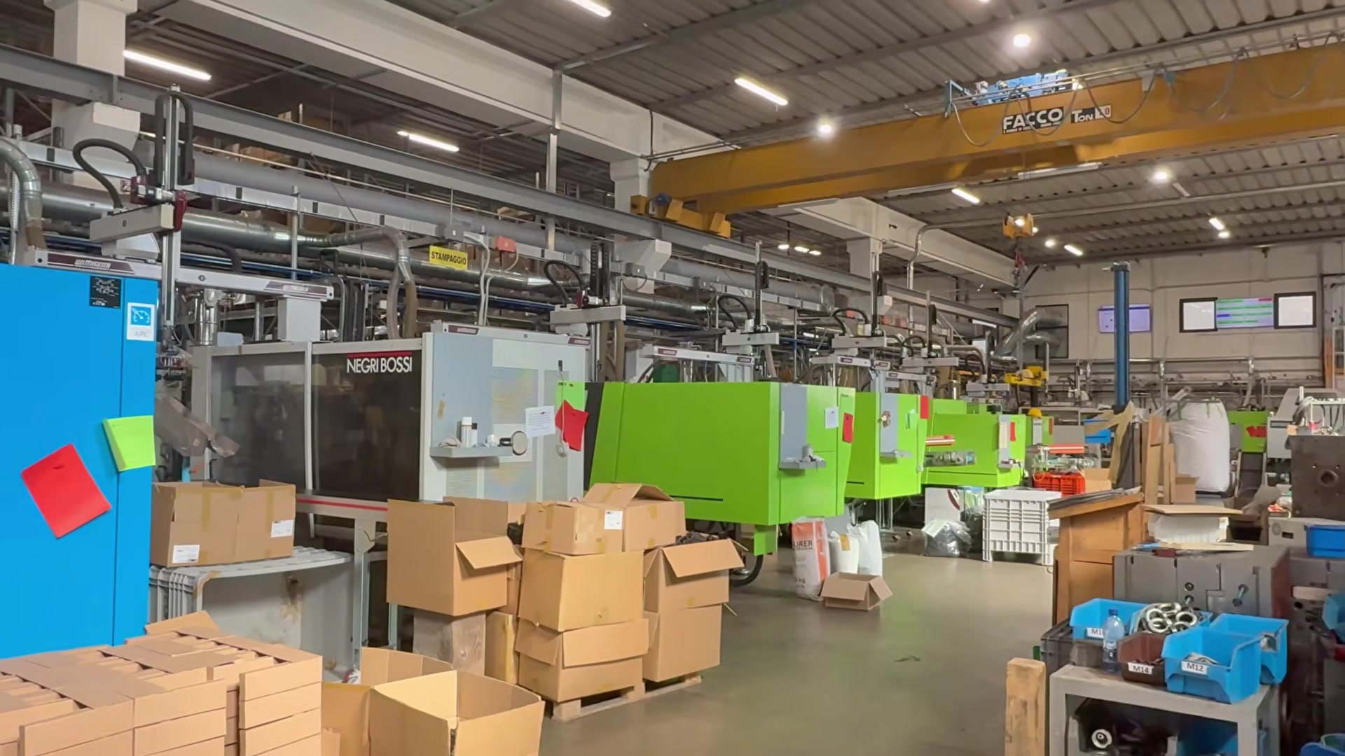 Le presse a iniezione in funzione nel reparto produttivo, con le canalizzazioni in quota